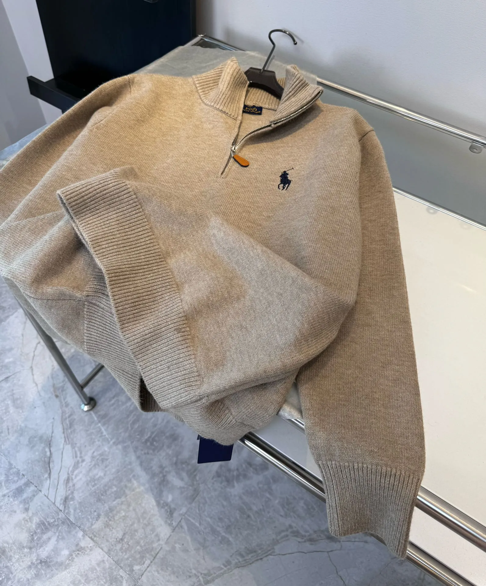 P276 Style number: D169 RALPH LAUREN/Ralph Lauren classic war horse small label embroidery logo Paul polo high collar pullover half-zip knitted sweater, high-density LOGO embroidery on the chest, original customization of tag accessories. Made of pure cotton yarn 🧶 blended with wool, pure cotton is skin-friendly and comfortable, small label war horse embroidered turtleneck sweater 🐎 high quality. Follow the blogger to learn how to wear it! Let’s buy a Ralph Lauren knitted sweater. It’s a super hard-to-find series after it became popular. It’s hard to find one on the official website. It’s simple and practical, with a lazy and loose feel. The thickened fabric has a more texture, soft and delicate feel, and a loose fit. Whether worn alone or layered, you can wear a simple one to create different styles of fashion!  Color: Black Khaki Size: Picture 9